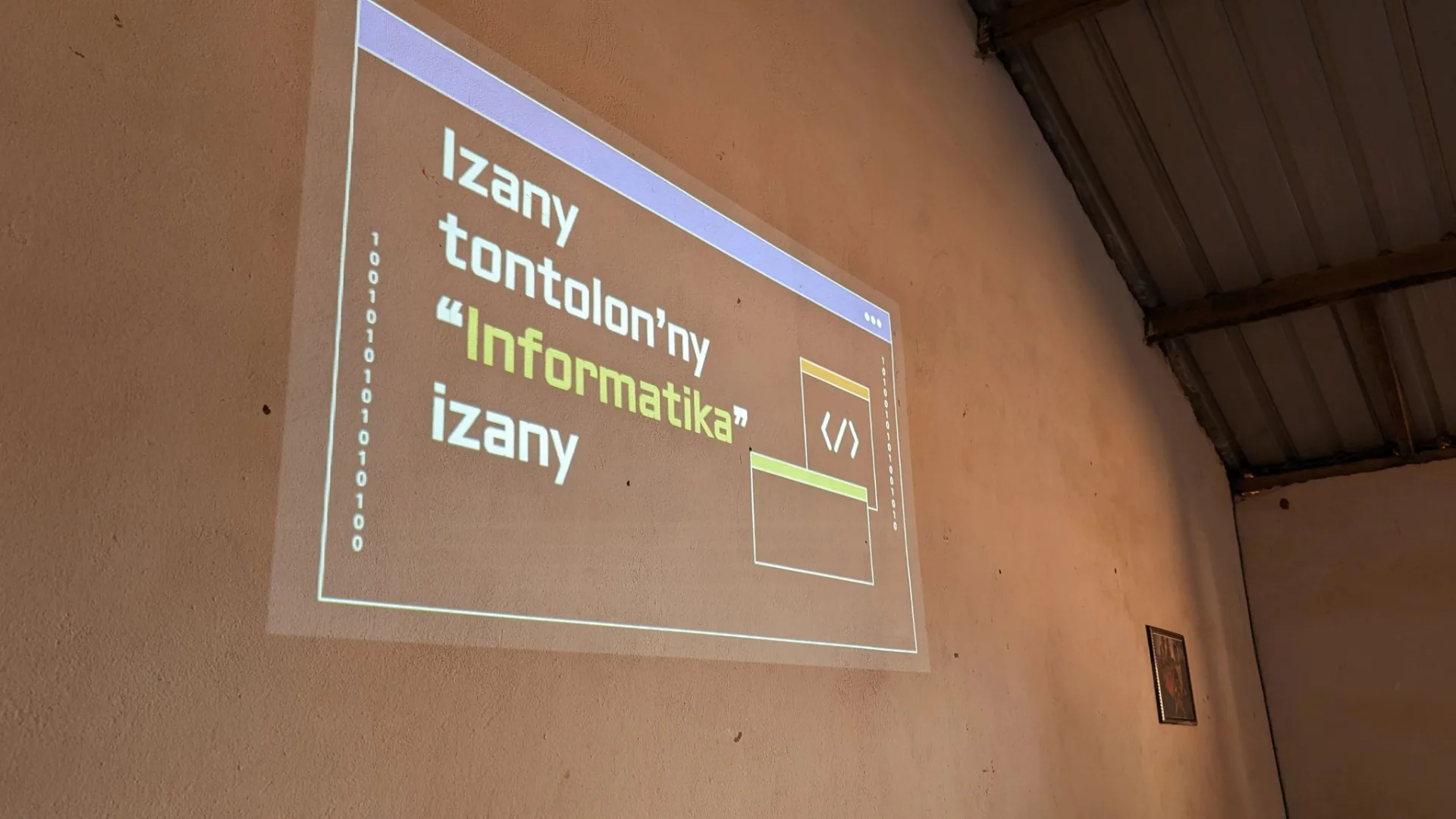 Un écran de projecteur affiche une leçon de littératie numérique intitulée 'Informatika'.