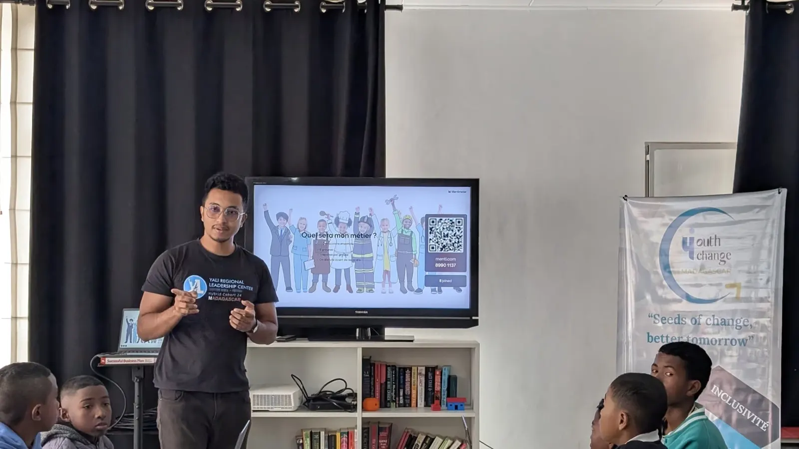 Un alumni YALI anime une activité d'orientation professionnelle avec des jeunes lors d'un atelier Y4CM.