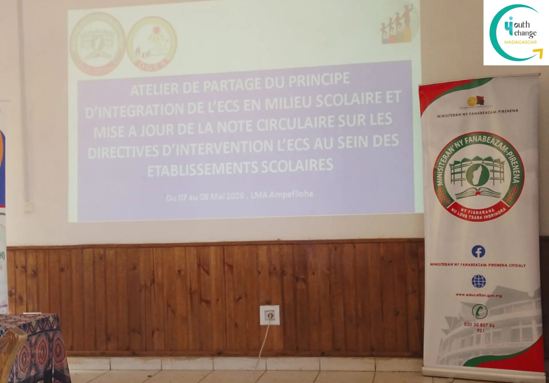 Un projecteur affiche une diapositive d'atelier sur les interventions de santé en milieu scolaire.