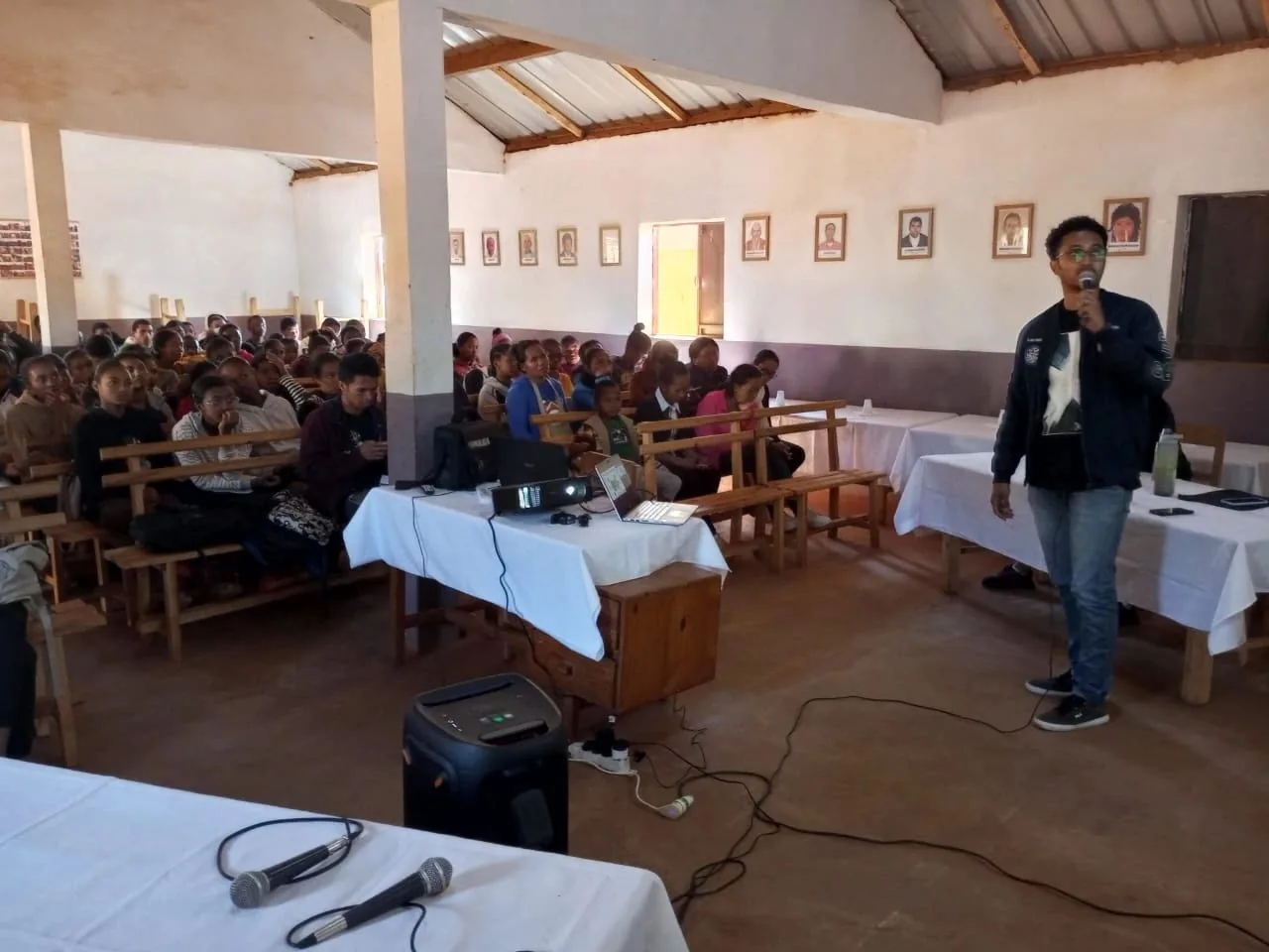 Un animateur Y4CM s'adresse à une classe de jeunes lors d'une session.